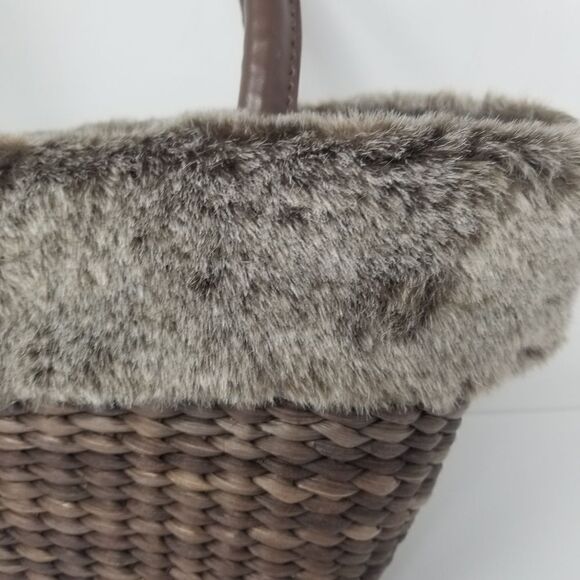 Cute Bath and Body Works hand bag. Brown wicker with faux fur accent. - Picture 3 of 13